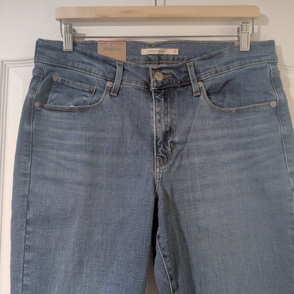 Levi's | Classic Straight Fit Jeans In Medium Wash - Picture 9 of 16
